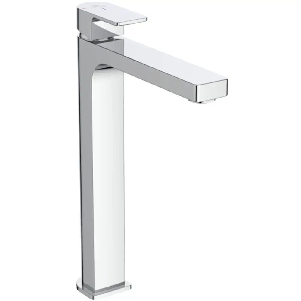 Chromfarbener Wasserhahn von Ideal Standard mit flacher Auslaufkante und schmalem Hebel. Der Wasserfluss beträgt 5 l/min und eignet sich für moderne Badezimmerdesigns.